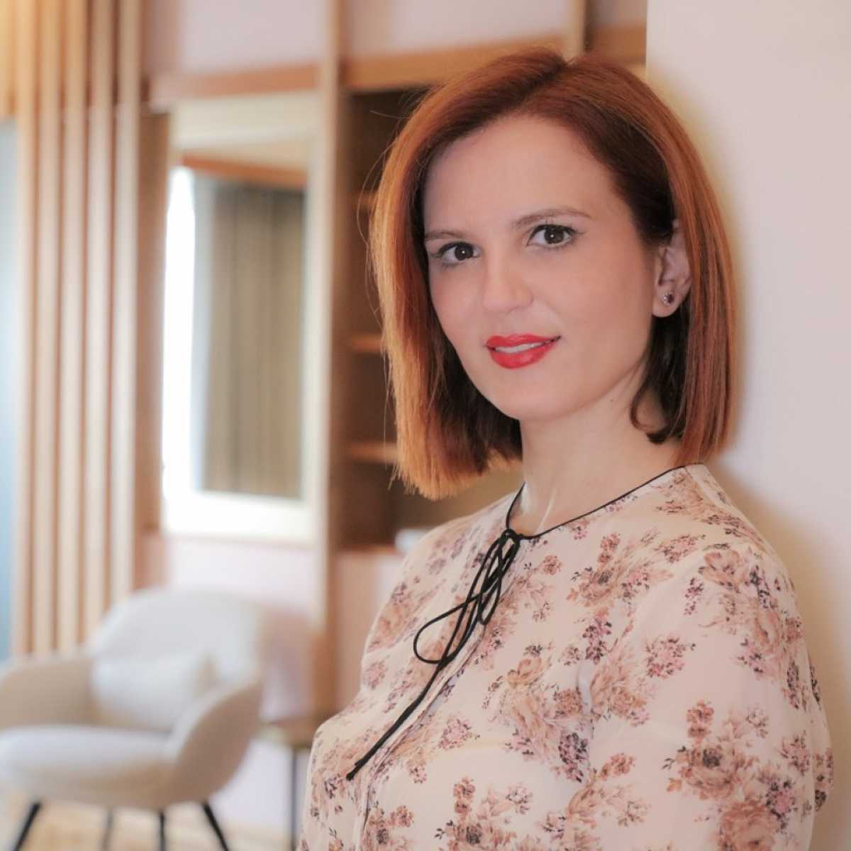 &Lambda;&alpha;&mu;&pi;&epsilon;&rho;ή &sigma;&tau;&iota;&sigmaf; &gamma;&iota;&omicron;&rho;&tau;έ&sigmaf;: &Pi;&omicron;&iota;&epsilon;&sigmaf; &theta;&epsilon;&rho;&alpha;&pi;&epsilon;ί&epsilon;&sigmaf; &pi;&rho;&omicron;&sigma;ώ&pi;&omicron;&upsilon; &nu;&alpha; &epsilon;&pi;&iota;&lambda;έ&xi;&epsilon;&tau;&epsilon; &gamma;&iota;&alpha; &nu;&alpha; &epsilon;ί&sigma;&tau;&epsilon; &eta; &pi;&rho;&omega;&tau;&alpha;&gamma;&omega;&nu;ί&sigma;&tau;&rho;&iota;&alpha; &tau;&omega;&nu; &Chi;&rho;&iota;&sigma;&tau;&omicron;&upsilon;&gamma;έ&nu;&nu;&omega;&nu;