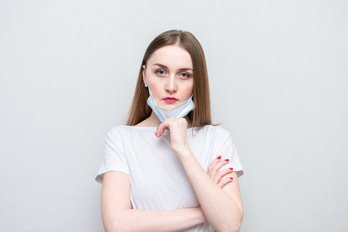 &laquo;Maskne&raquo;: Ό&tau;&alpha;&nu; &eta; &mu;ά&sigma;&kappa;&alpha; &laquo;&pi;&upsilon;&rho;&omicron;&delta;&omicron;&tau;&epsilon;ί&raquo; &tau;&eta;&nu; &alpha;&kappa;&mu;ή